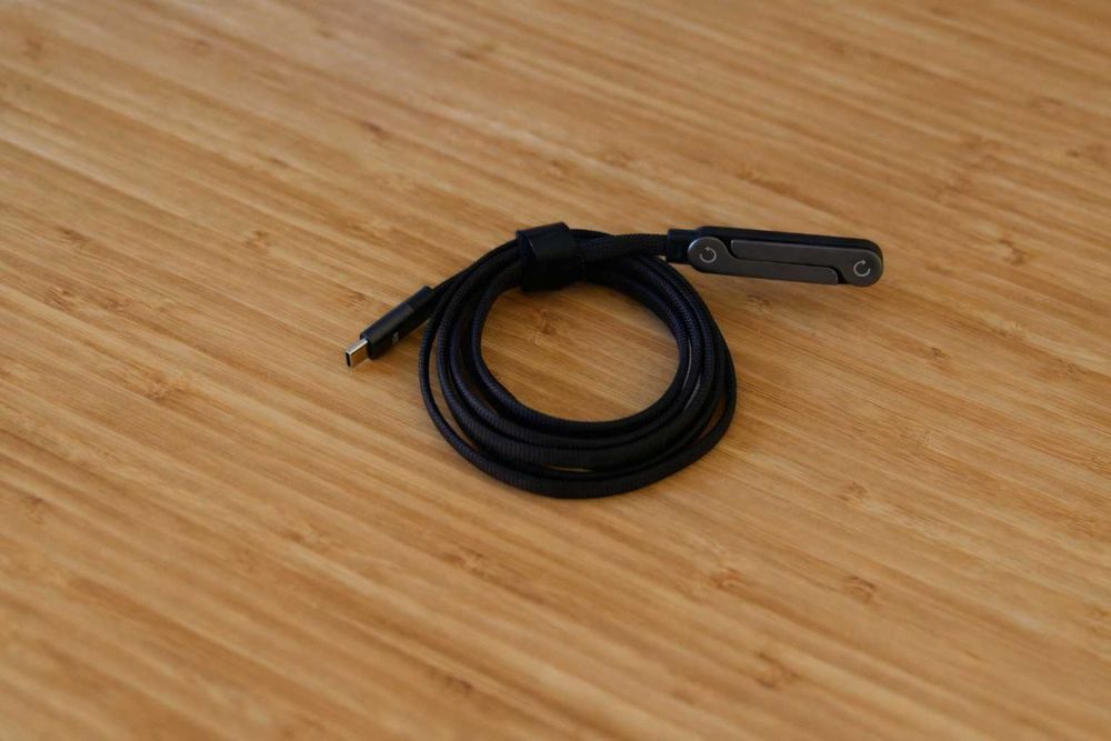 Kabel USB-C 1.50 cm 240W z wtykiem kątowym i stojakiem