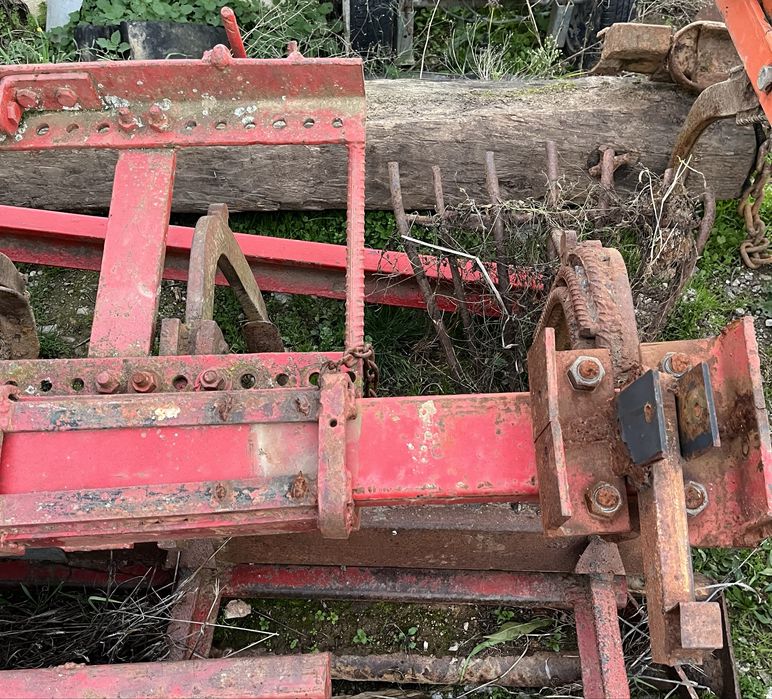 Várias alfaias agrícolas