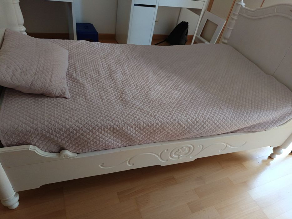 Cama antiga de madeira restaurada