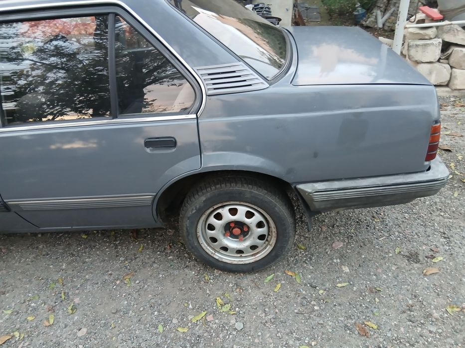 Опель   аскона       .