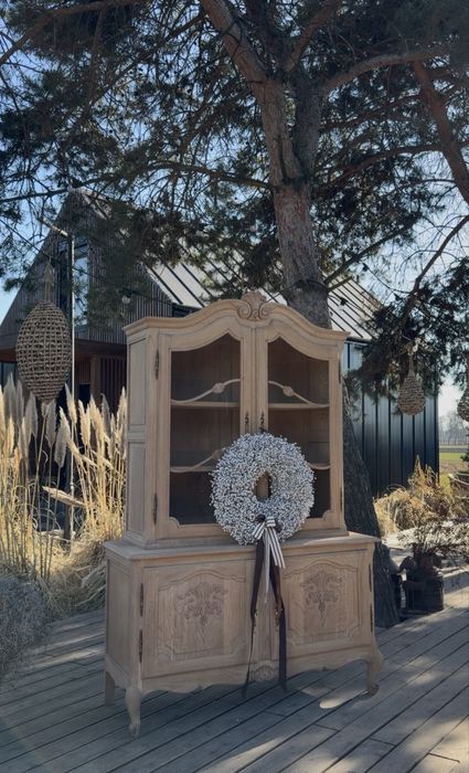 Ludwikowska witryna w stanie surowym