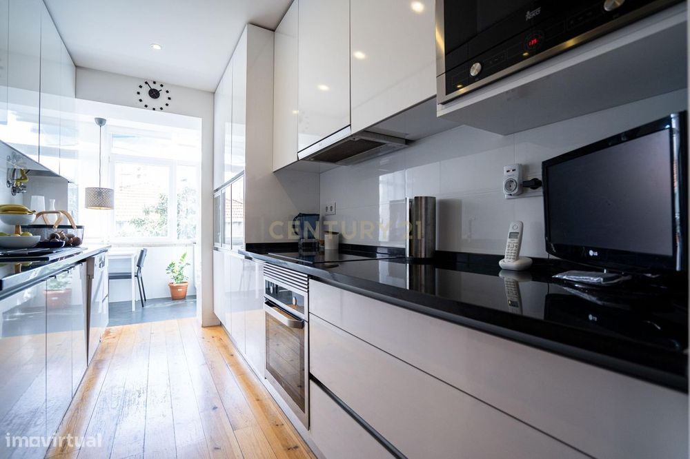 T3 Duplex em Alvalade, Design de Autor, Luz Natural e Localização de E