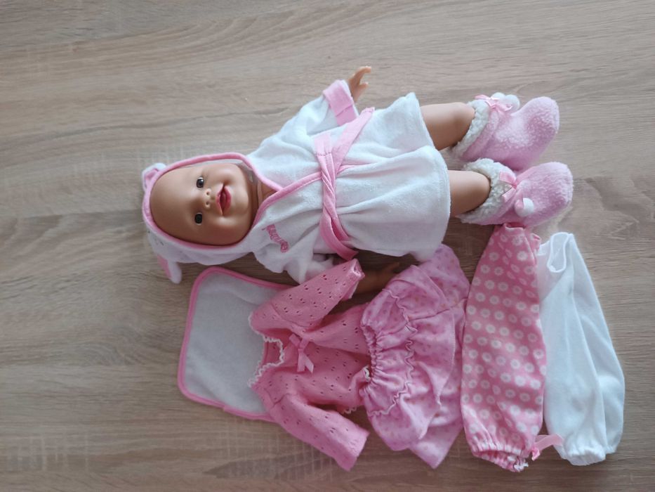 Lalka bobas, nosidełko i ubranka.