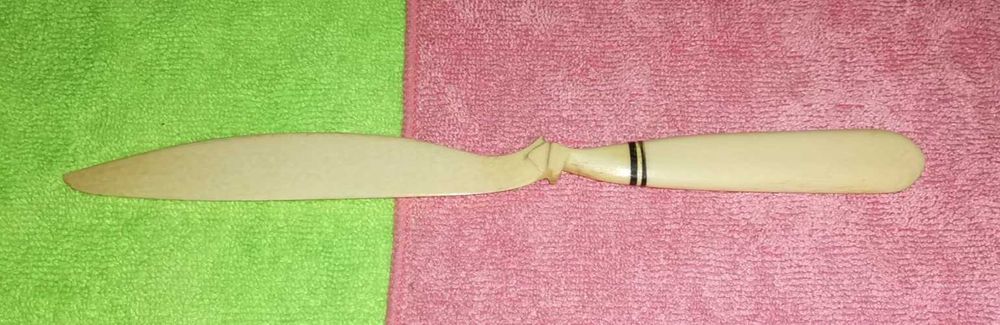 Grande, abre-cartas, em osso esculpido à mão ou baquelite