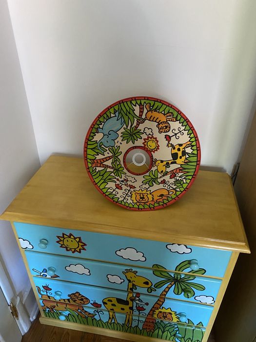 Cómoda em madeira maciça decorado à mão