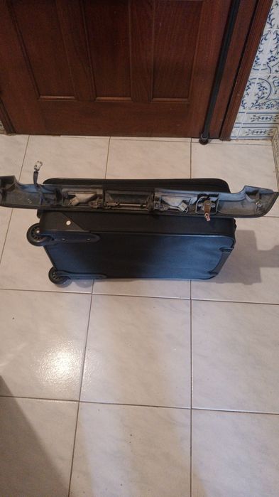 Vende-se peça, Toyota Hiace anos 1998 a 2002, maniplo de abertura da porta mala tráz,e amortecedores da porta e vidros laterais, esquerdo e direito,