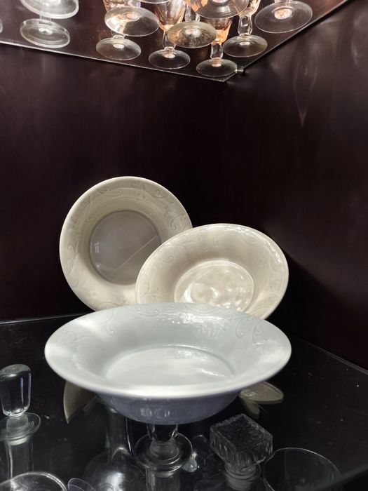 Pratos de sopa beje