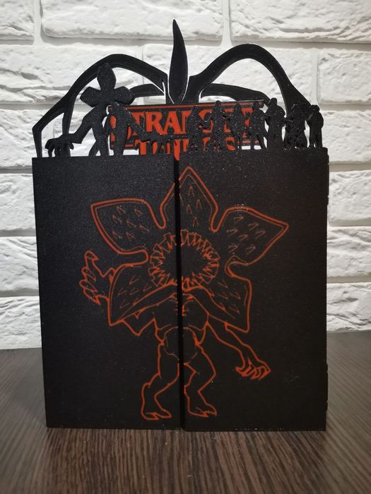 Підставка для фігурок Stranger Things KinderJoy колекційна