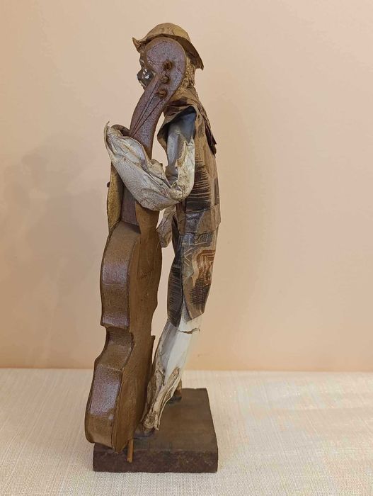 Figura artesanato homem com violoncelo em papel maché