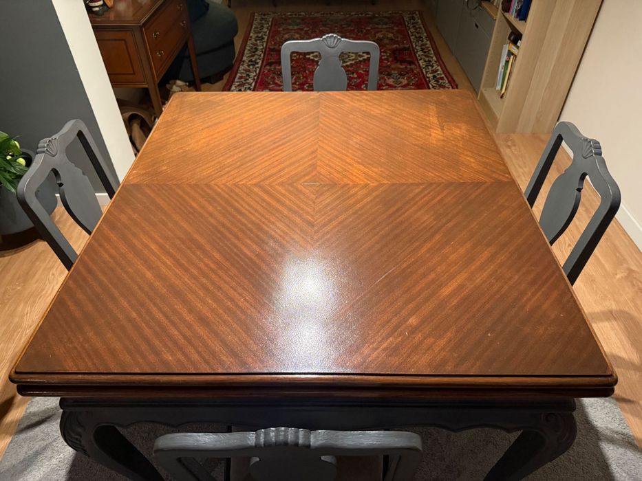 Mesa e cadeiras Queen Anne restauradas