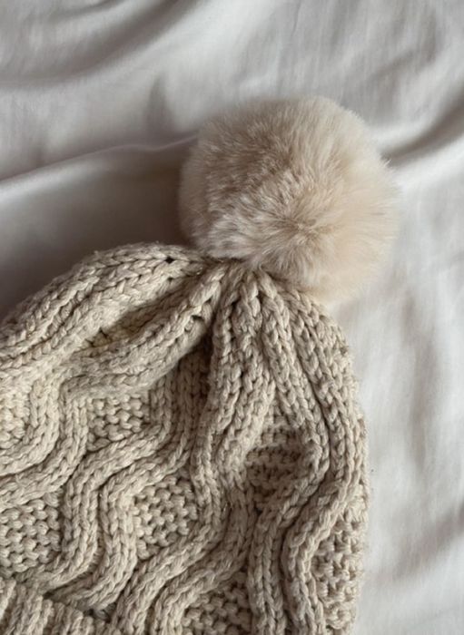 Zimowa czapka z pomponem next kremowa zlote nici NEXT