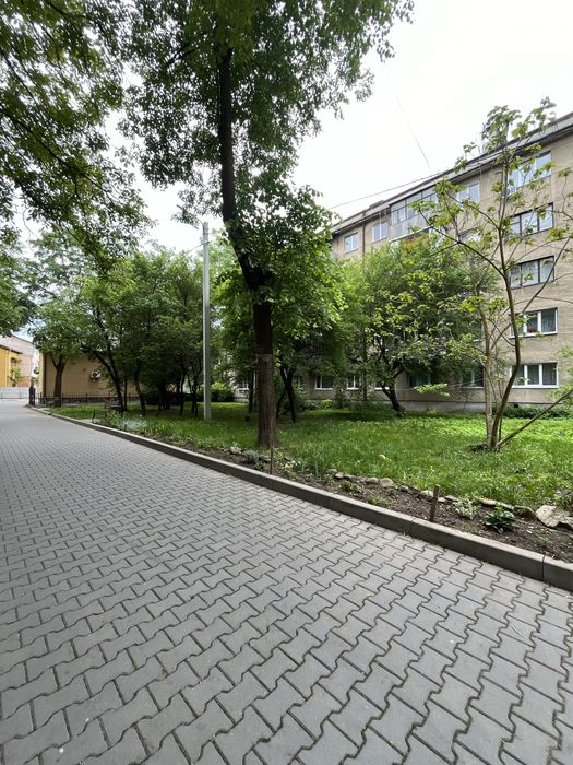 Центральна частина.В гарному стані продається квартира, великий двір,можна по програмах, ваучерах.
