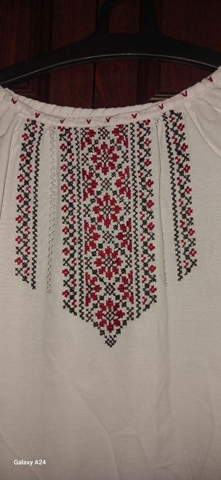 Вишиванка та вишита футболка