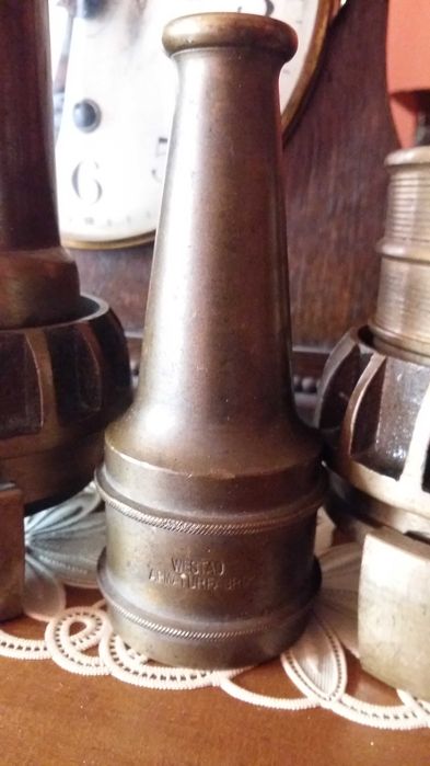 Prowadnica-sikawka strażacka z epoki mosiądz-miedz.