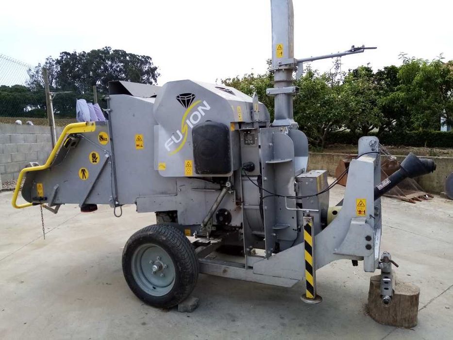 Triturador de madeiras e arbustos