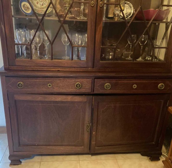 Cristaleira, louceiro elegante