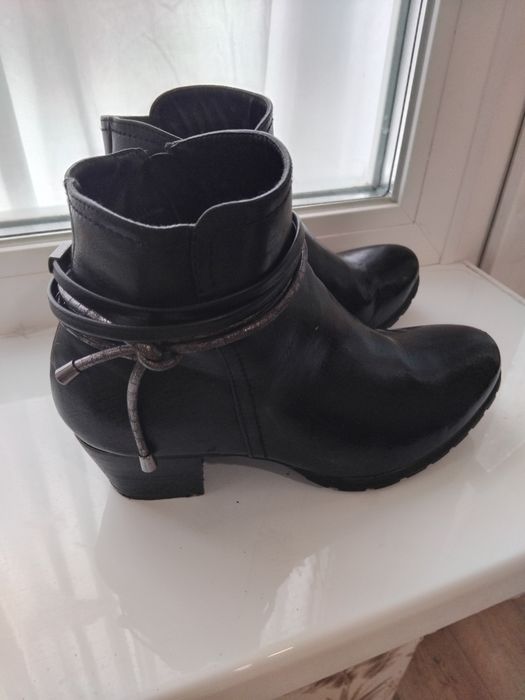 Продам женские ботинки