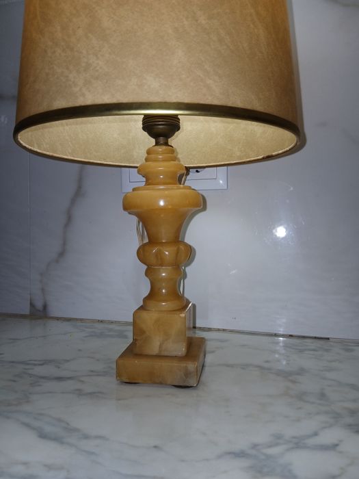 Candeeiro de mesa em pele e marfinite
