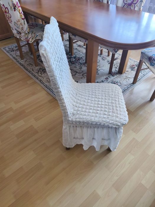 Stół rozkładany z 8 krzesłami