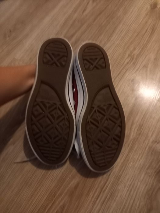 Converse bordowe