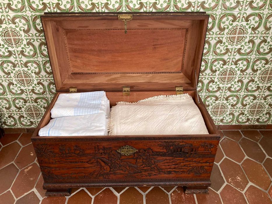 Arca de madeira trabalhada