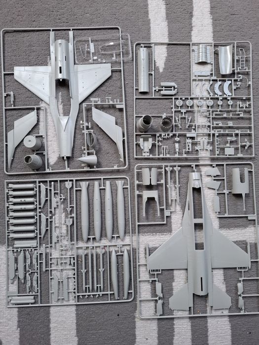 Model F-16 italeri skala 1:48