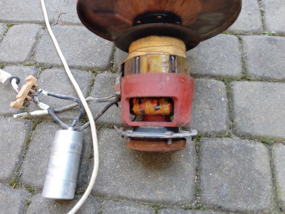 Silnik elektryczny starej wirówki Bauknecht z bębnem