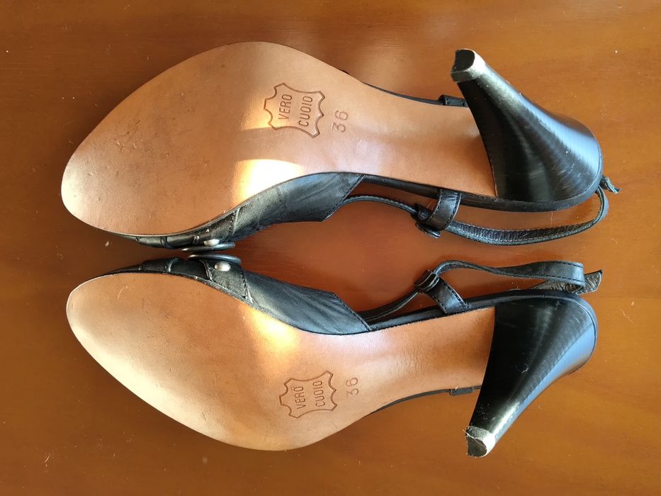 Sapato preto de tacão alto da Salsa