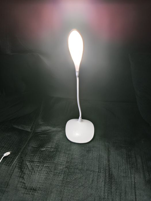 Lampka biurkowa LED przenośna