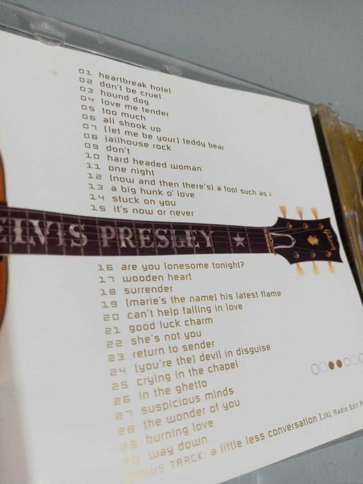 ELVIS 1 CD e 4 dvds em ótimo estado