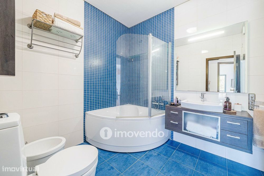 Apartamento T1 moderno, com varanda e áreas amplas, em Corroios
