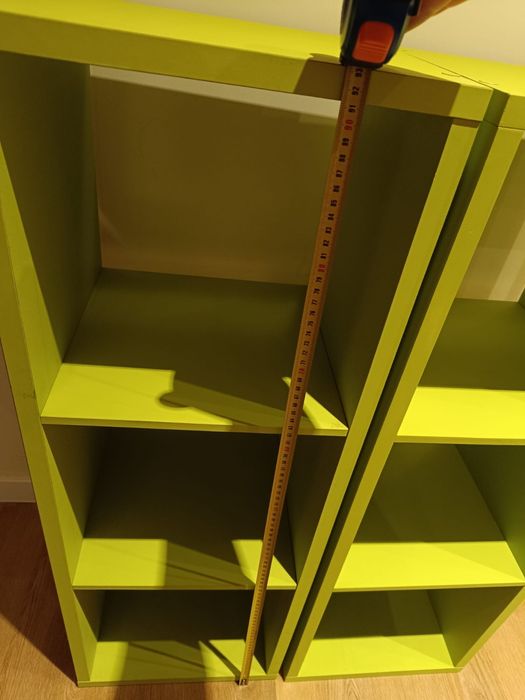 Conjunto de 2 estantes em madeira maciça lacadas em tom verde. Bom est