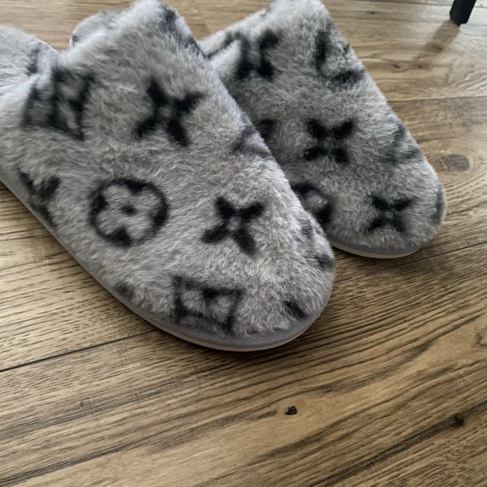 Kapcie zimowe puszyste szare wzór monogram miękkie EUR 44/45