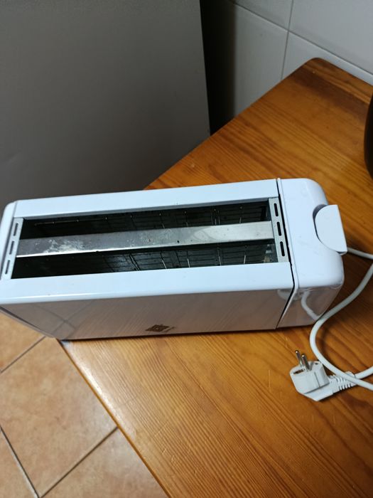 Torradeira elétrica usada uma vez
