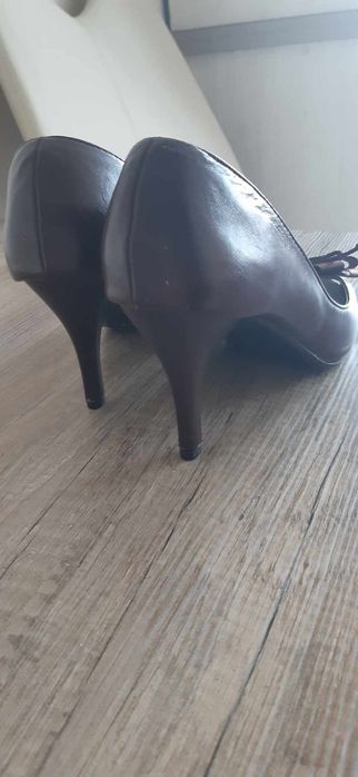 Brązowe buty na obcasie