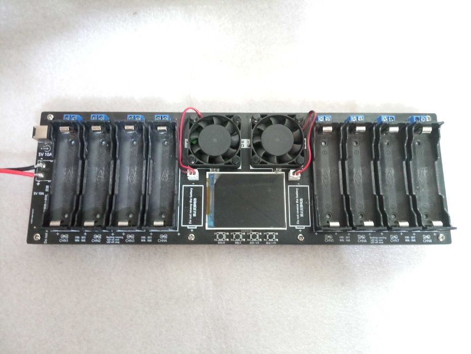 Tester miernik ogniw akumulatorów Li-ion 18650 8x