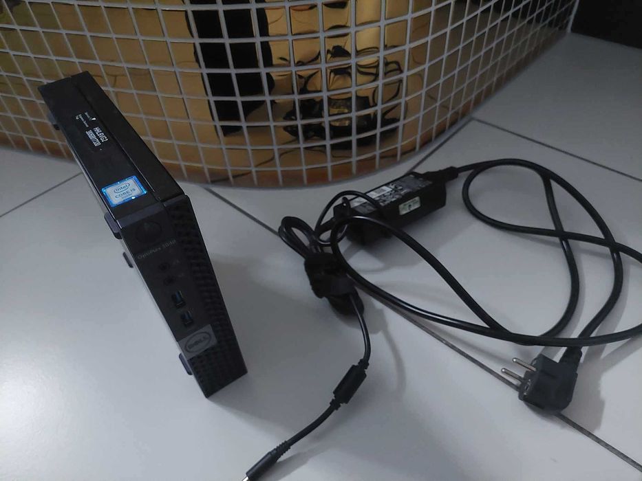 Komputer DELL mały zgrabny .