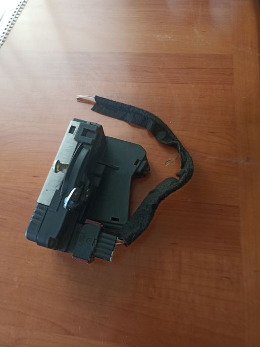 Замок водительской двери на буса, информация на втором фото.