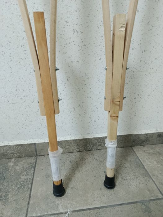 Костыли деревянные.