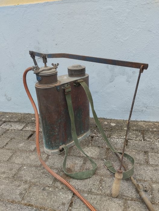 Pulverizador antigo de cobrem