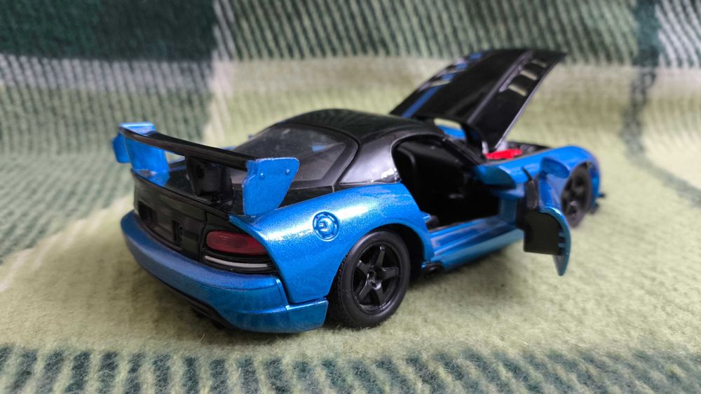Машинка Dodge Viper SRT10 ACR 1:24 Bburago
