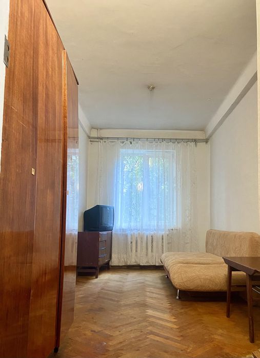 Продам 3 кім. біля метро Нивки.