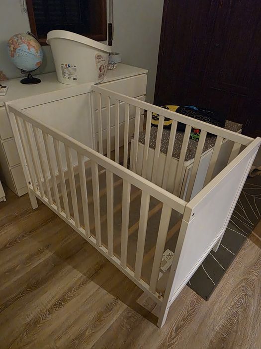 Cama bebé. Regulável em 2 alturas