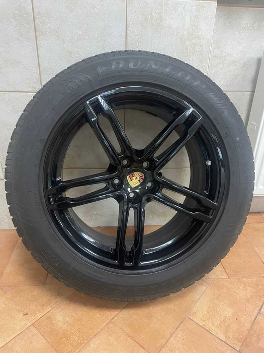 Колёса с оригинальными дисками и зимней резиной на Порше Макан 19 R