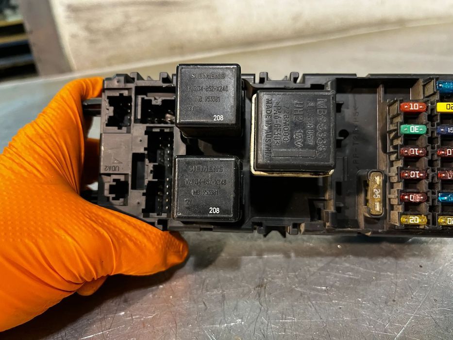 CAIXA DOS FUSIVEIS VOLVO S40 I V40 30807050