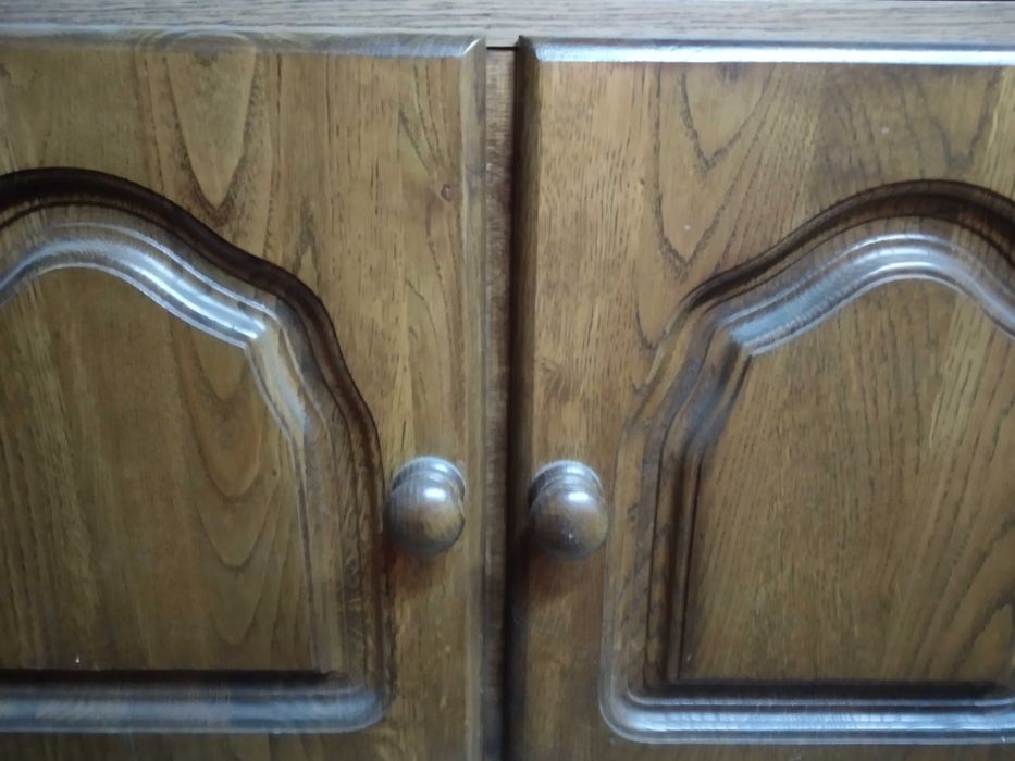 Dębowa szafka RTV z ruchomym blatem