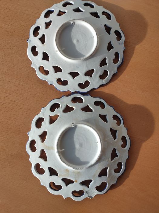 Conjunto de pratos em faiança portuguesa.