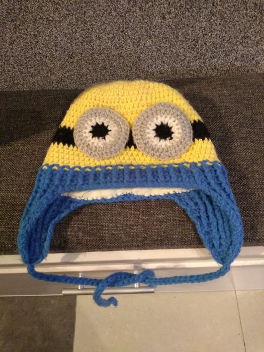 Czapka w niebiesko żółtego minionka robiona na drutach. Zapraszam
