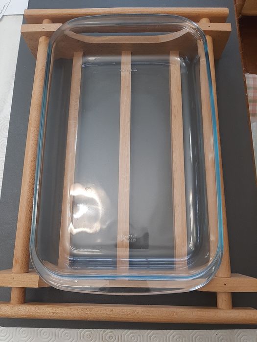 Travessa em vidro com suporte em madeira