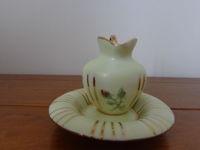 Jarro com prato, pintura em porcelana
